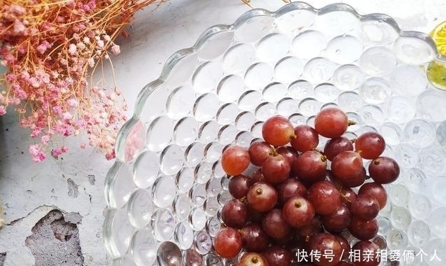 洗葡萄时,有人加盐,有人加面粉,老果农教你加1物,连皮都能吃