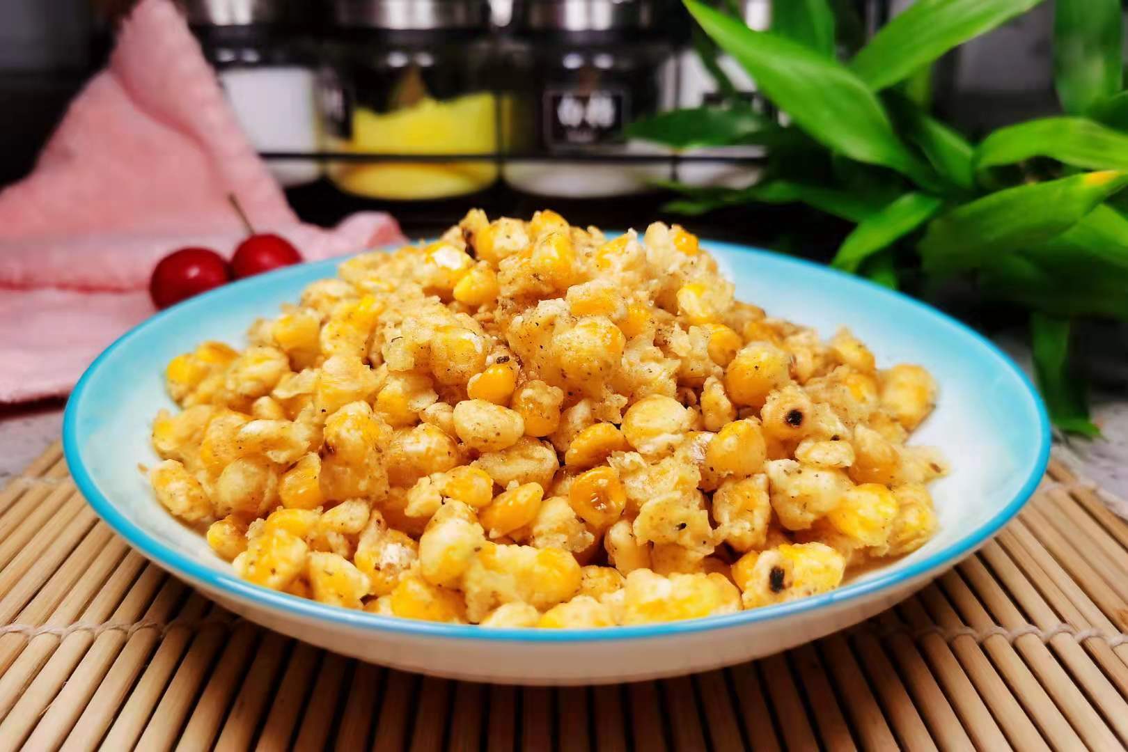 夏季,玉米的“简约”吃法,不煮不炖,简单煎一煎,上桌就秒光