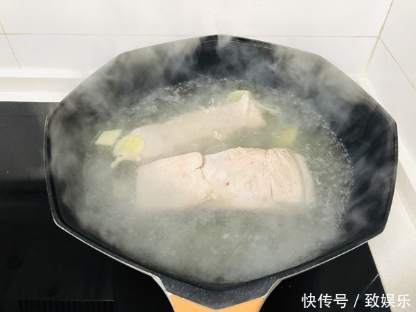 做红烧肉时,冰糖不是要点,大厨偷偷放点“它”,一大锅不够吃