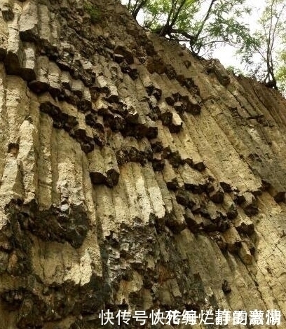原矿|下回出去玩,看到这样的石头一定要留意了,很可能是蓝宝石原矿