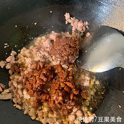 这道香喷喷的炸酱面，一上桌就被哄抢一空