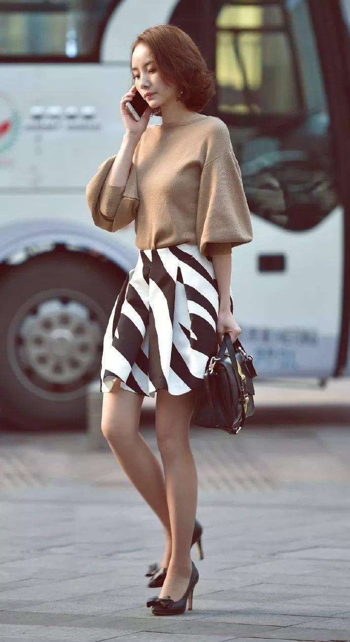 小姐姐脚上踩着一双尖头的高跟鞋,让她的气质达到一个升华