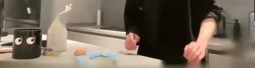 走進(jìn)華晨宇現(xiàn)實(shí)中的家，空空蕩蕩的客廳，就放個(gè)柜子和電視而已