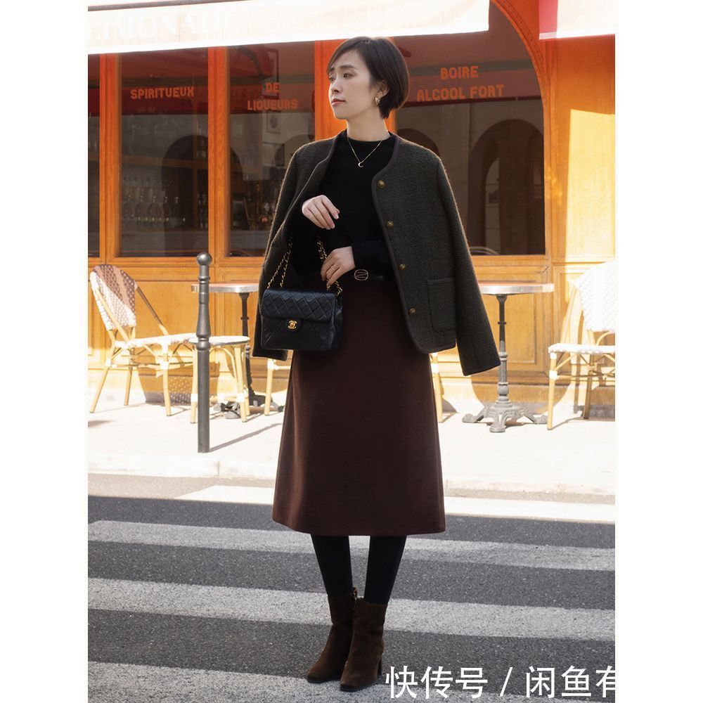 复古感 今年冬天火了一种穿法:叫“半裙+低跟靴”,优雅减龄,谁穿谁美