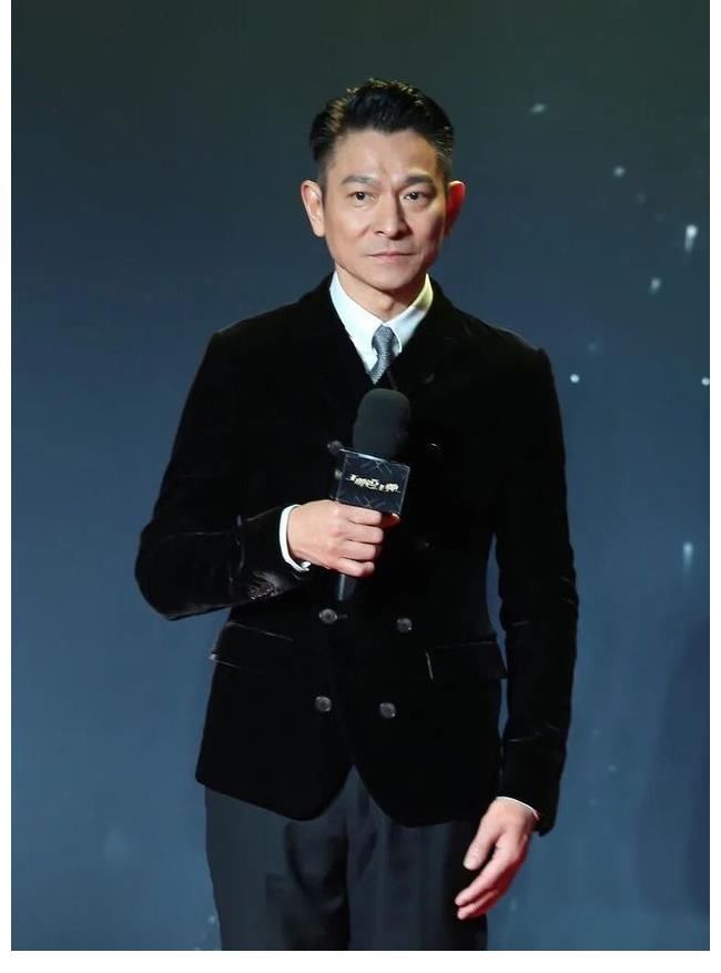 主持人問：您和劉德華誰更出名？單田芳：人演出票價(jià)都貴我?guī)资?
onload=