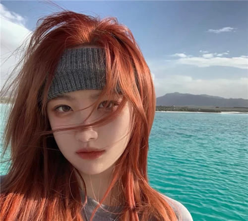 “黄头发”早就没人染了，2021年流行这几种发色，时髦显白又高级