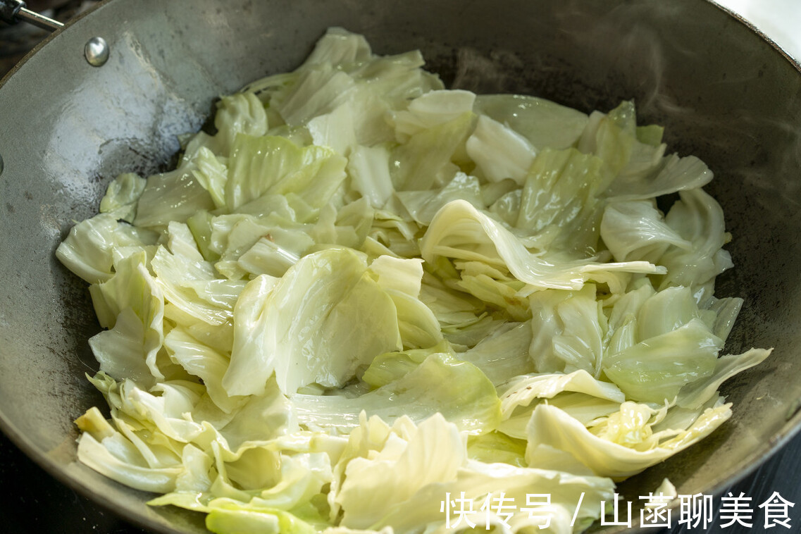 好吃|做手撕包菜别直接下锅，牢记3个小窍门，炒出来和饭店的一样好吃