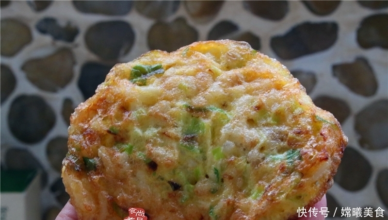 两个鸡蛋加两勺粗粮，搅一搅，煎一煎，点心快速做好，营养又健康