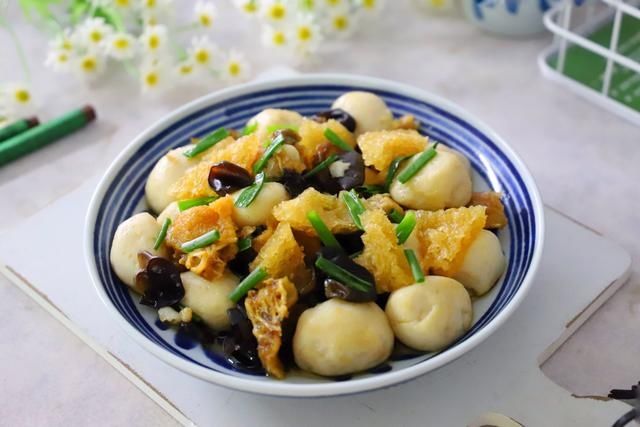 这三种食材放一起，不放肉也很鲜，随手一炒5分钟出锅，简单好吃