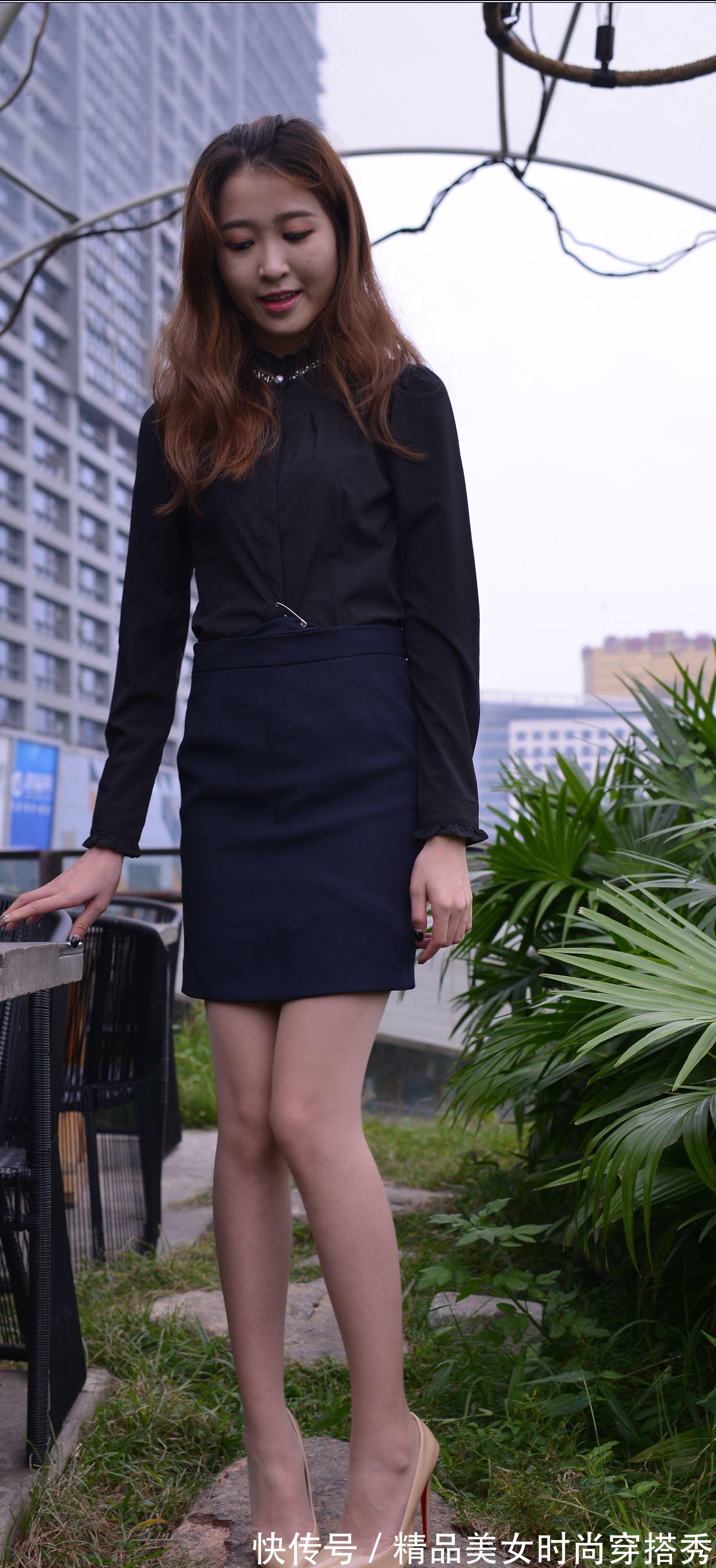 穿搭 职场穿搭:黑色衬衫搭配蓝色包臀裙,尽显知性的美