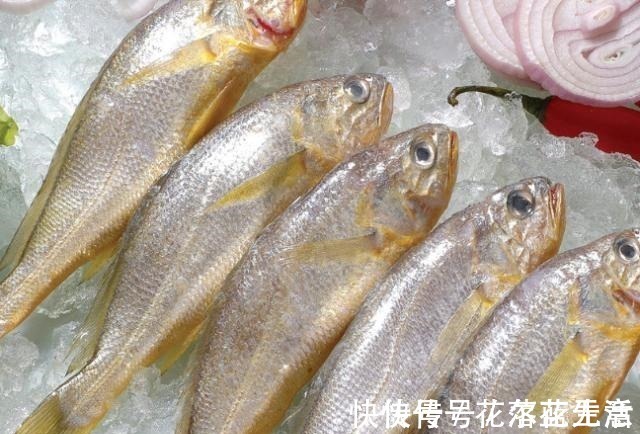 不管解冻什么鱼，千万别用水泡了，只用一招，和刚买的活鱼没两样