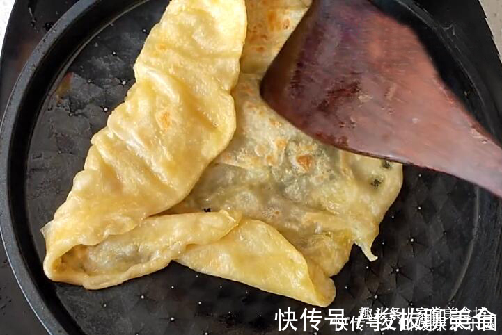 油饼|女儿最爱吃的油饼，40秒出锅，柔软筋道，比披萨好吃，早餐必备