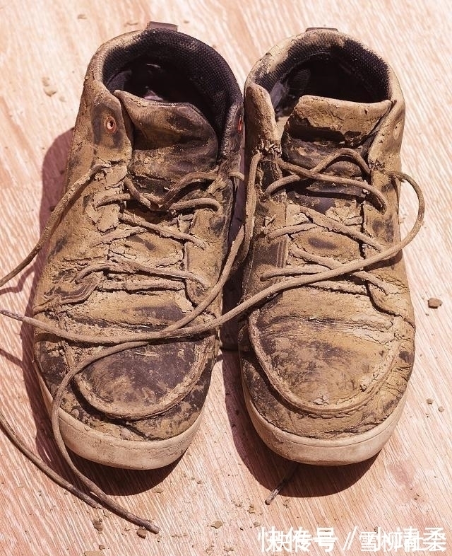 泥土 买鞋子的时候,若你穿这两双鞋出门,“导购员”一般不会理你!