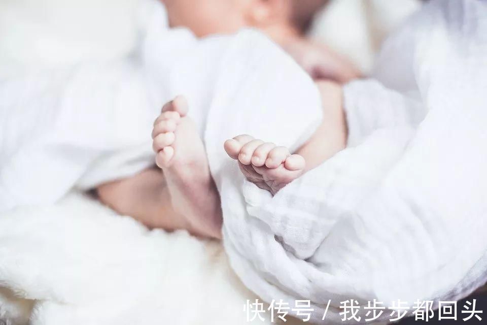 睡眠|睡梦中宝宝有这3种“状况”,可能会影响发育,趁早把孩子叫醒