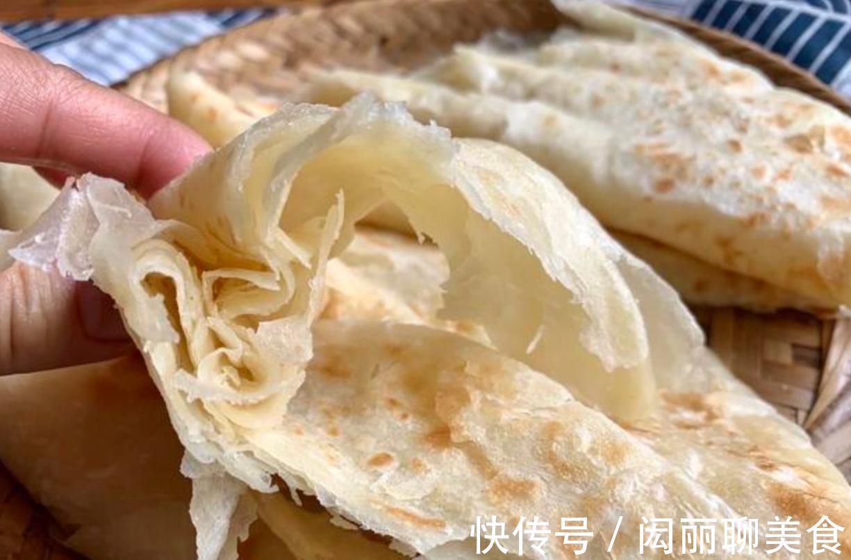 为啥你做的烙饼又干又硬？学会这招，烙好的饼层次分明、薄如纸