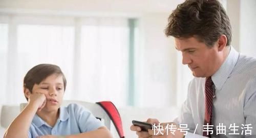 人生|妈妈,我想玩手机,两位妈妈不同回答,决定孩子不同的人生格局