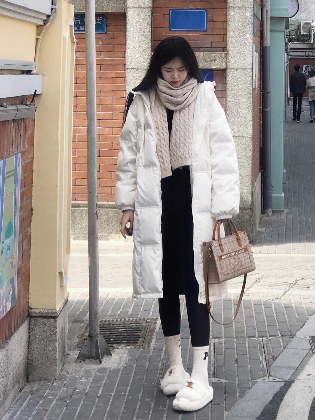 大衣|冬日氛围感穿搭指南,姜黄色大衣配白色阔腿裤,慵懒又随性!