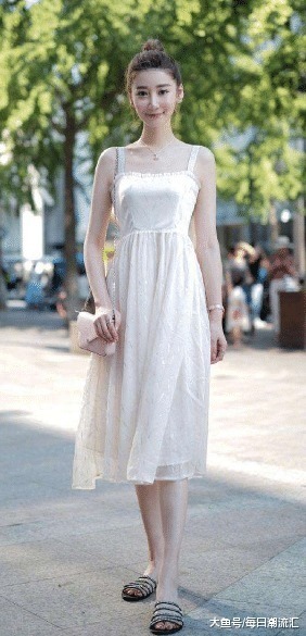 穿吊带裙容易穿出睡裙的感觉那真的是因为你不会挑