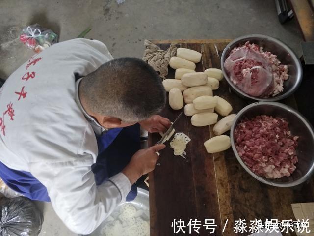 李师傅|51岁厨师徒弟和72岁师傅搭班做宴席，两人一天挣300元