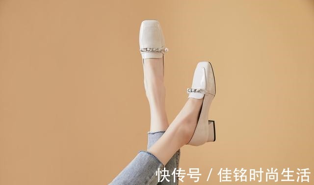 优雅感 西装裤不一定配高跟鞋,换成“乐福鞋”更优雅,30岁女人穿好美!