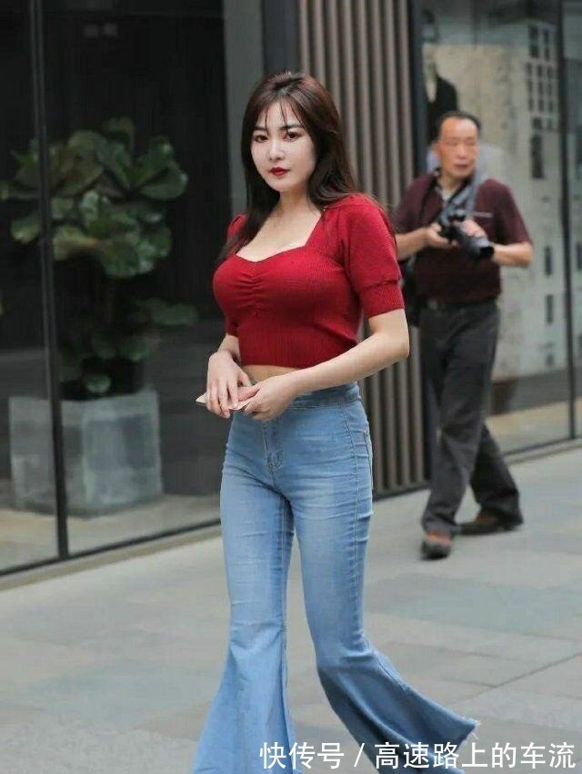 搭配 明亮耀眼的打底裤穿出优雅高级感,承载姑娘姣好的身材,高贵冷艳!