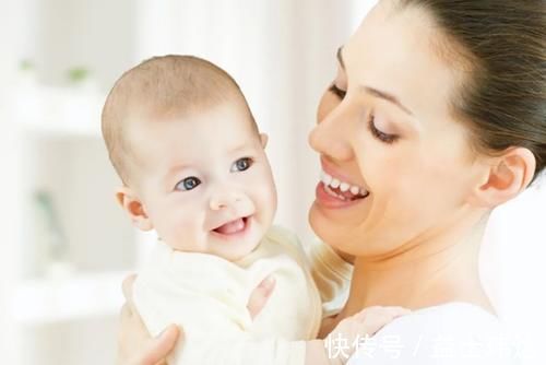 抱抱|宝宝一个人躺着玩好还是经常被抱好?医生:这样养大的孩子更好!