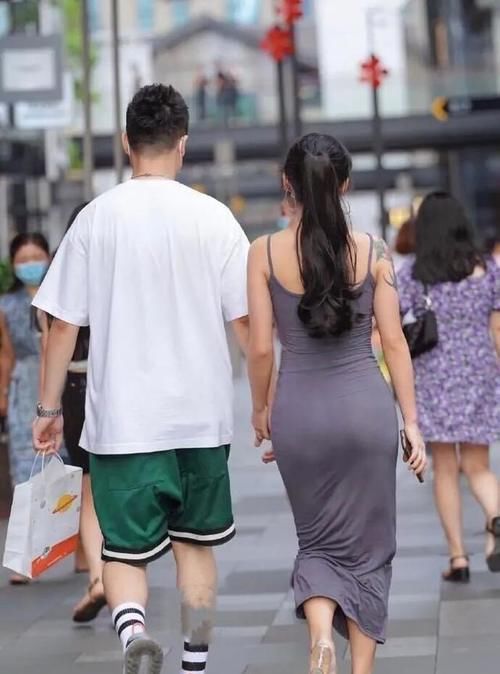 搭配连衣裙最是方便省心，穿出高挑优雅的女神气质，风格百变