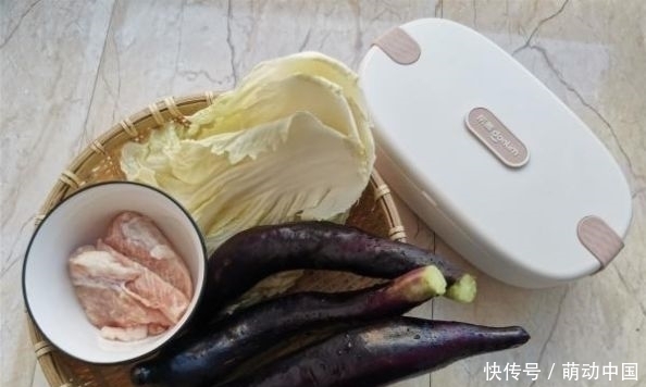 午餐|给老婆用茄子和白菜做的午餐便当,茄子不用过油,味道又香又好吃