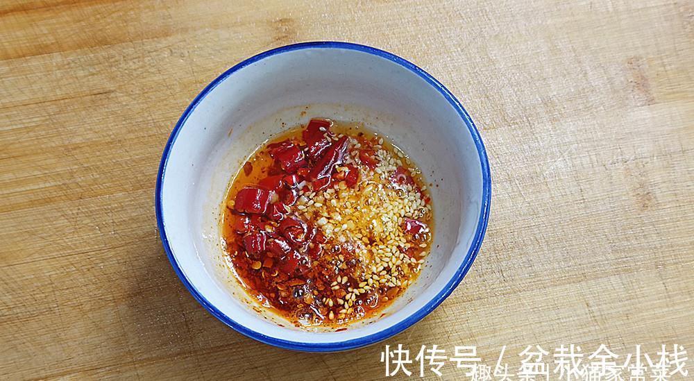 把鸡蛋和黄瓜一起凉拌来吃，味道香辣，爽口开胃，给肉都不换