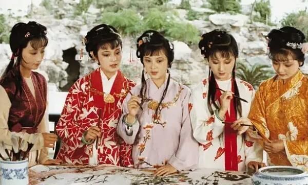 贾府|红楼梦中最精明的女子,王熙凤远不如她,贾府败落时成了诰命夫人