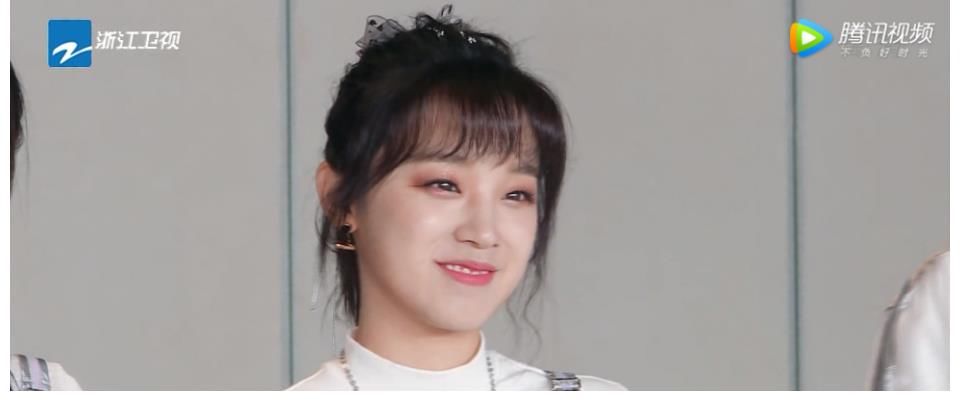 b《奔跑吧》宋雨琦和baby穿同款裙子，兩人坐姿形成鮮明對比，誰是女漢子再明顯不過