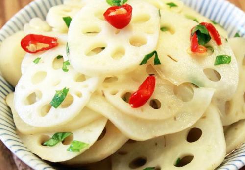 做凉拌莲藕焯水时多加一个料,莲藕不发黑,片片白净,更加脆爽