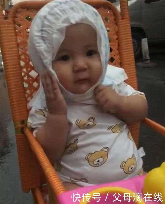 宝宝|宝妈带宝宝出门没拿伞,路上突然下雨,急中生智的做法让人想笑