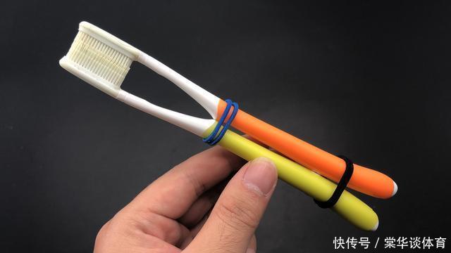 两根旧牙刷绑一起,解决了不少人困扰的难题,抓紧提醒家人还不迟