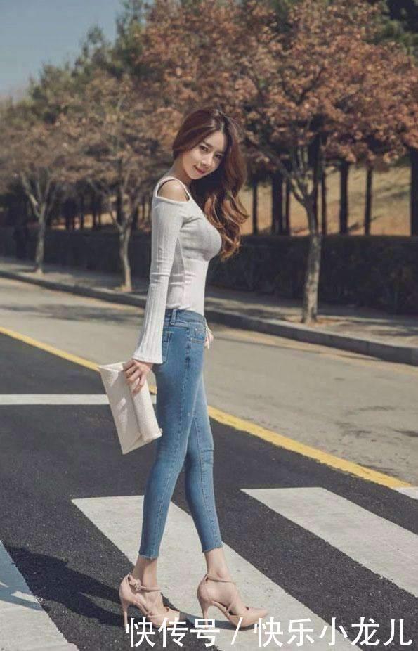 青春|紧身裤搭配的美女,展现自己的青春时尚,给人不一样的感觉