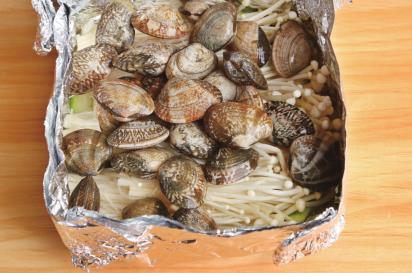 花甲别再炒着吃了,加一把金针菇上锅一蒸,鲜美多汁,上桌抢着吃