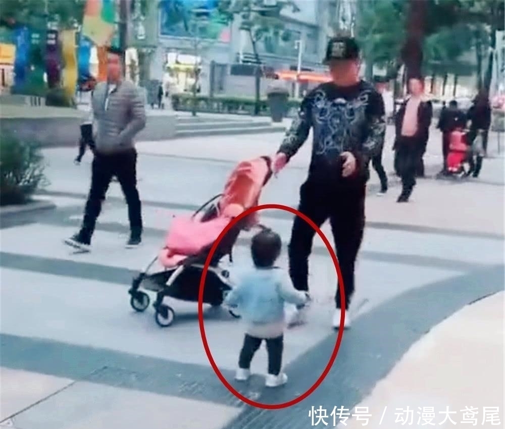 尴尬|萌宝跟妈妈一起出门逛街,突然看见了“爸爸”,画面却尴尬了