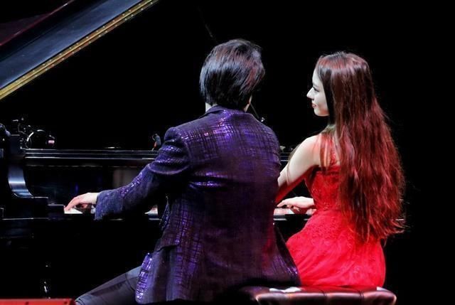 孕肚|6个月的孕妈吉娜亮相,巧遮孕肚,网友:这哪像怀孕了?