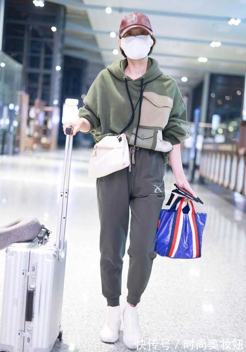 运动裤 马伊琍穿搭越来越年轻,连帽卫衣塞进裤子里,显高显瘦又洋气
