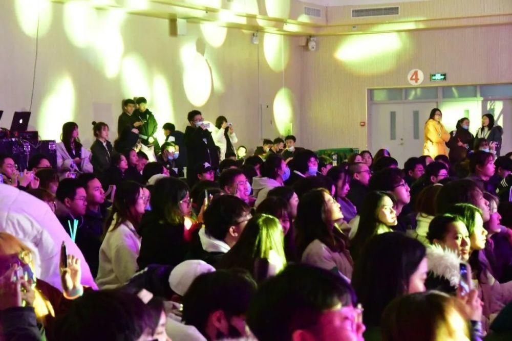 冬天的第二场雪和今晚的校园歌手大赛更配噢～