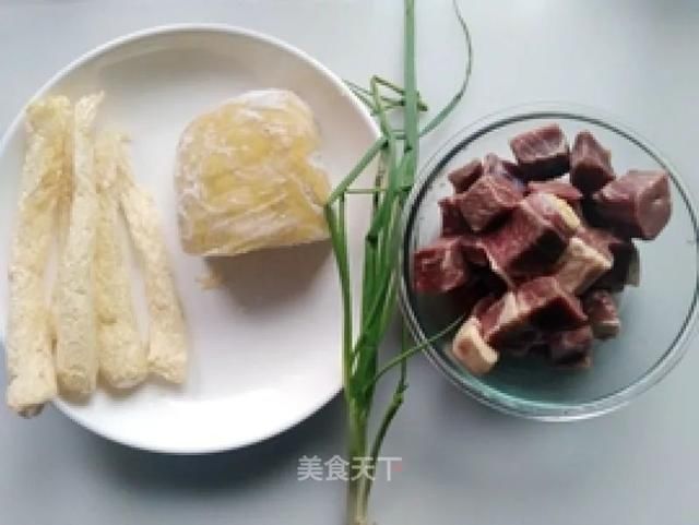 冻豆腐真是北方人的创造性美食，口感丰富有层次！热乎乎的超下饭