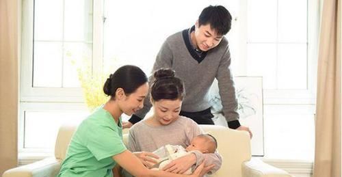 产房|宝妈产房内分娩,5岁女儿独自在门外等待,孩子的话让人哽咽了