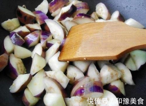 入味|炒茄子，最忌先放油炒，学会这样处理，茄子绵软入味，不黑不油腻