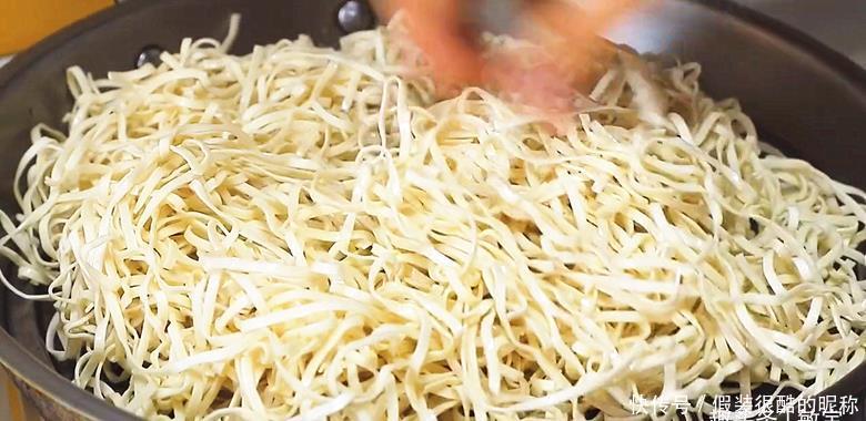 河南蒸面条好吃有窍门，详细步骤教给你，好看又好吃，太香了