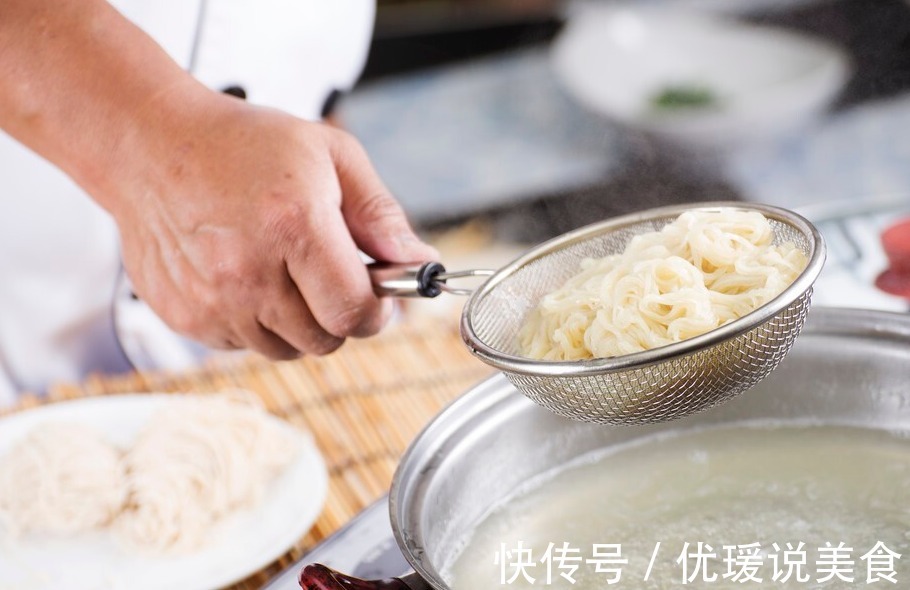 煮面条最忌水开下锅，面馆师傅一语道破，2步煮面劲道还爽滑