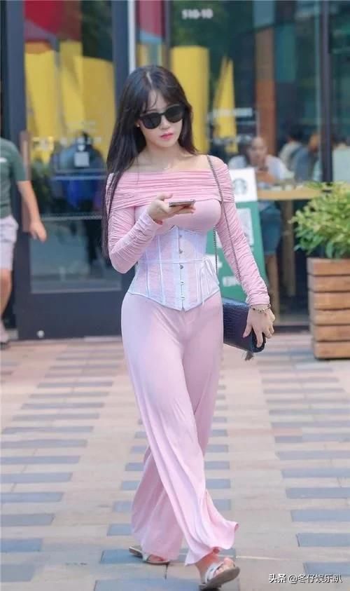 小姐姐穿个睡衣就出来逛街了，腰上绑个束腰带就变成了另类穿搭