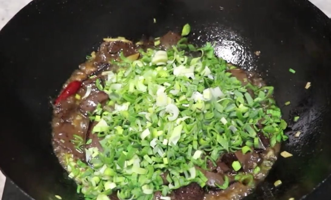 倒入|猪血最美味的吃法,香辣美味,猪血Q弹爽滑,是一道不错的家常菜