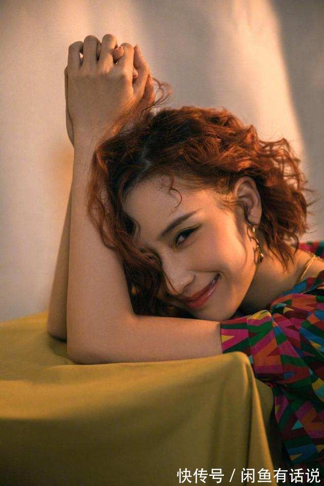 大长腿|何超莲烫了卷发,搭配碎花裙却跑出“阿姨味”,气质全靠颜值撑着