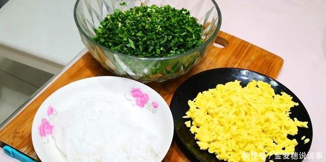 韭菜盒子和面,有人用热水有人用冷水都不对!教你正确做法,香