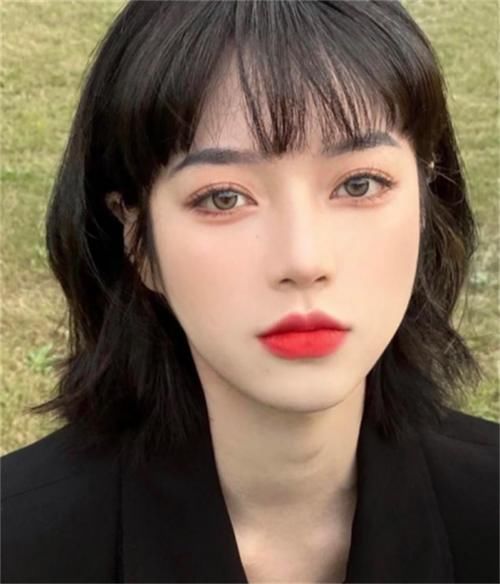 短发比长发更容易彰显自己的风格，清爽利落，简约又不失高级